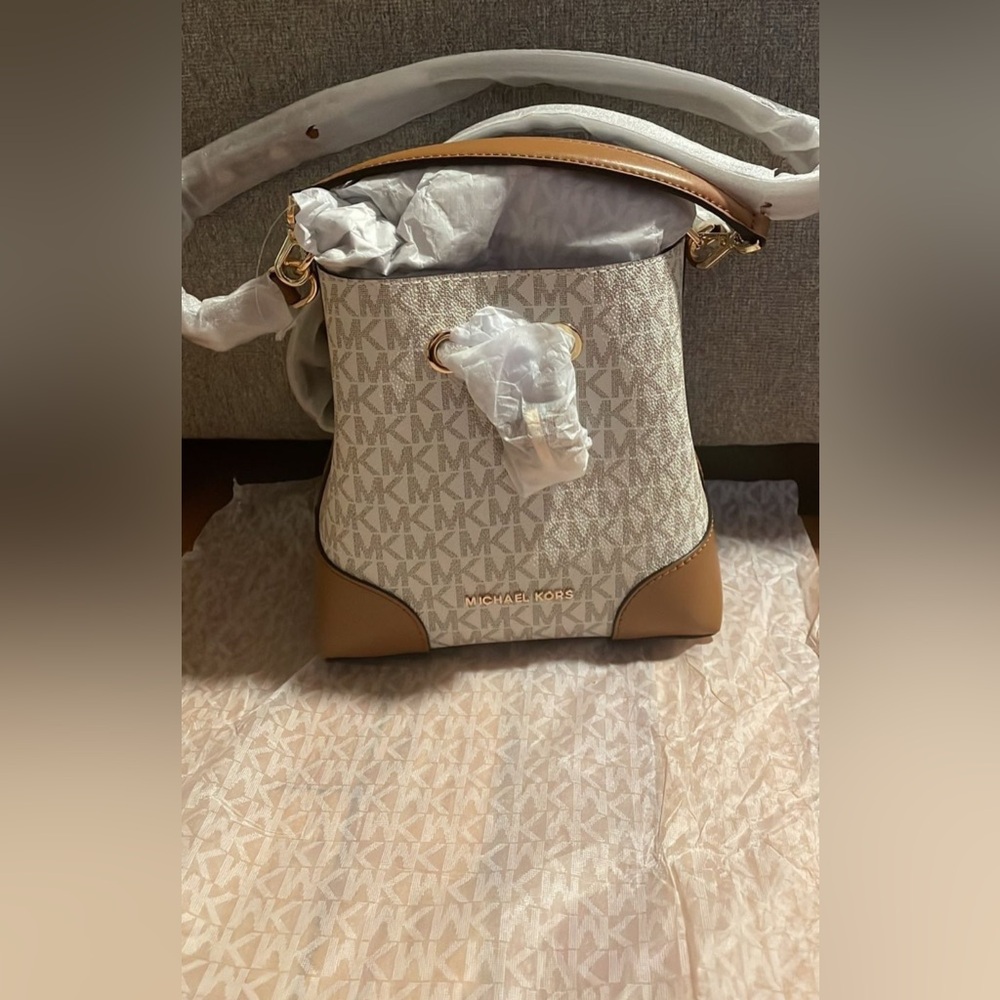 New MK bag 
Size: XS conv bckt xbody

Original price $258